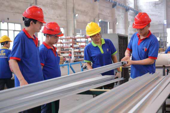 鋁型材定制開(kāi)模鋁型材打包車(chē)間